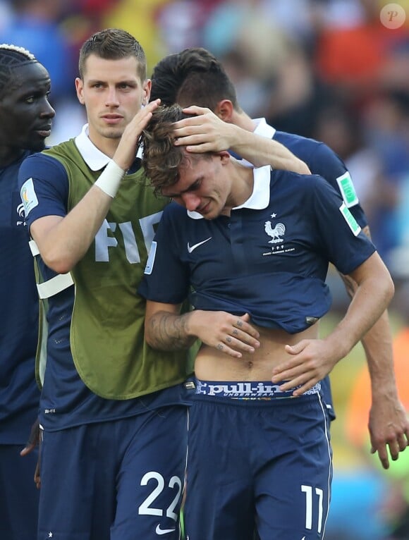 Morgan Schneiderlin et Antoine Griezmann - Tristesse de l'équipe de France suite à leur élimination du Mondial à Rio de Janeiro au Brésil le 4 juillet 2014.
