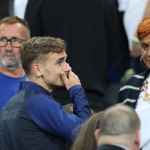 Antoine Griezmann avec ses parents Alain et Isabelle - Les joueurs retrouvent leur famille dans les tribunes à la fin du match de quart de finale de l'UEFA Euro 2016 France-Islande au Stade de France à Saint-Denis le 3 juillet 2016. © Cyril Moreau / Bestimage