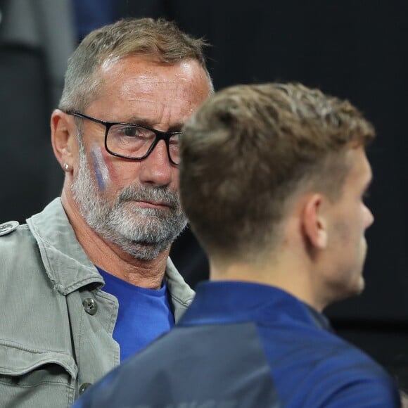 Antoine Griezmann avec son père Alain - Les joueurs retrouvent leur famille dans les tribunes à la fin du match de quart de finale de l'UEFA Euro 2016 France-Islande au Stade de France à Saint-Denis le 3 juillet 2016. © Cyril Moreau / Bestimage