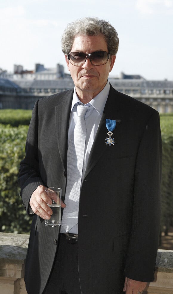 Gérard Bourgeois et sa médaille de Chevalier de la Legion d'Honneur à Paris le 12 juin 2006.