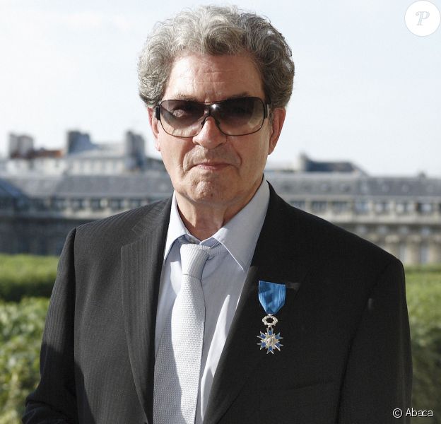 Gérard Bourgeois et sa médaille de Chevalier de la Legion d'Honneur à Paris le 12 juin 2006.