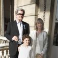 Gérard Bourgeois, avec sa femme Macha et son fils Samuel, décoré de la médaille Chevalier de la Legion d'Honneur à Paris le 12 juin 2006.