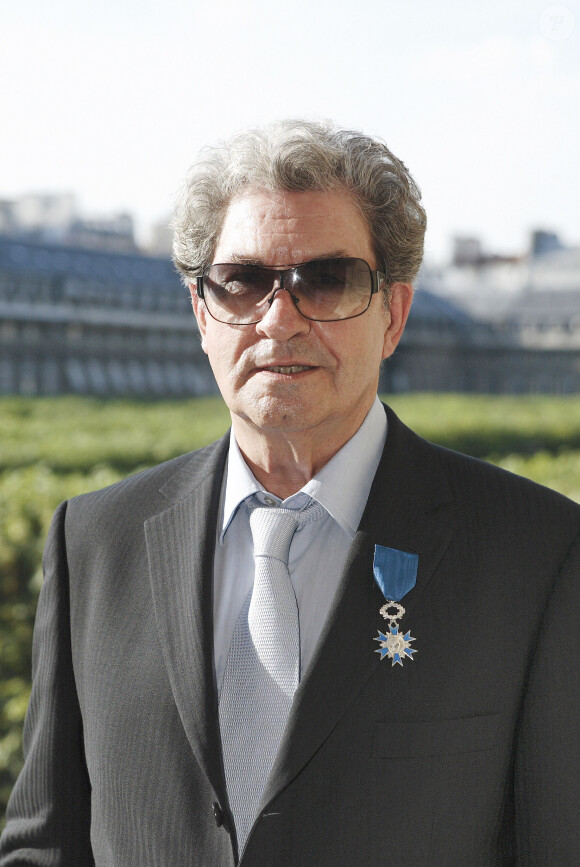 Gérard Bourgeois décoré de la médaille Chevalier de la Legion d'Honneur à Paris le 12 juin 2006.