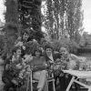 Archives - Anne-Marie Peysson, assise au centre entourée de ses amis avec des fleurs, dont Michel Delpech (en haut à gauche), Gérard Bourgeois et Jacqueline Huet à Croissy-sur-Seine, le 1er mai 1968 dans le jardin de la maison d'Anne-Marie Peysson, qui prépare la sortie de son deuxième album.