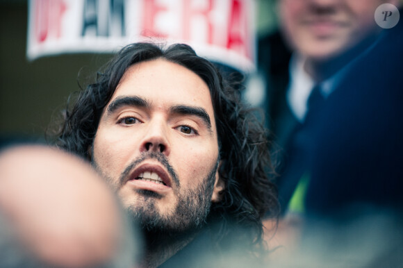 Russell Brand lors d'une manifestation contre la hausse des loyers dans le quartier New Era Estate à Hoxton le 1er décembre 2014 à Londres