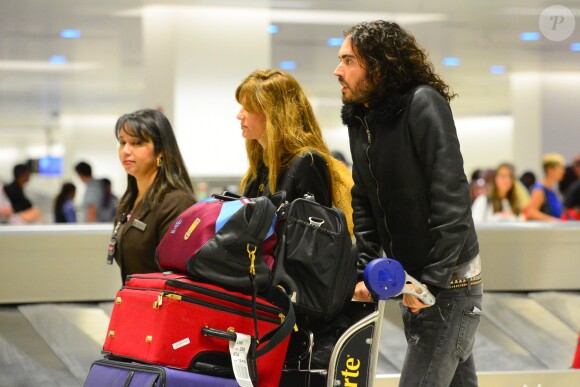 Exclusif - Russell Brand et Jemima Khan ( qui vient de fêter ses 40 ans) arrivent à l'aéroport de Miami pour des vacances le 8 février 2014