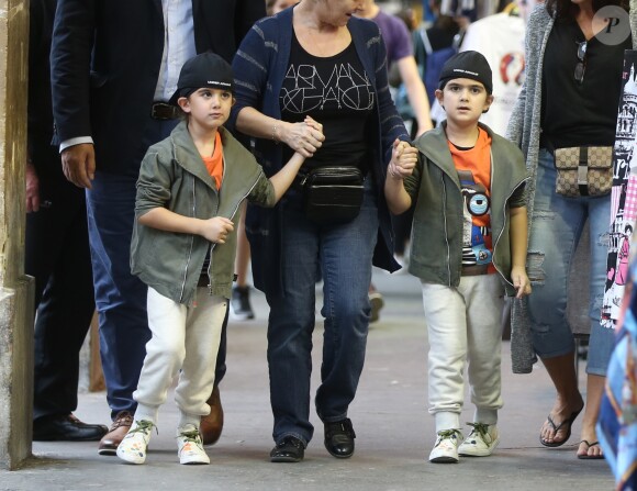 Exclusif - Nelson et Eddy Angélil, les jumeaux de Céline Dion, se promènent dans le quartier de Rivoli avec leurs deux nounous, leurs deux gardes du corps et leur chauffeur à Paris le 29 juin 2016.