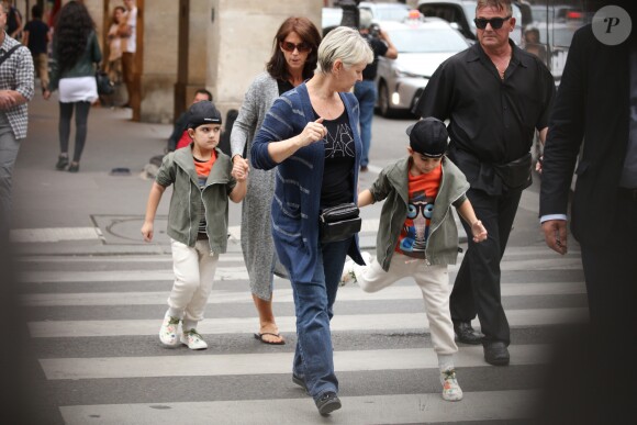 Exclusif - Nelson et Eddy Angélil, les jumeaux de Céline Dion, se promènent dans le quartier de Rivoli avec leurs deux nounous, leurs deux gardes du corps et leur chauffeur à Paris le 29 juin 2016.