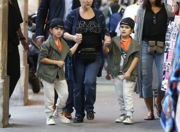 Exclusif - Nelson et Eddy Angélil, les jumeaux de Céline Dion, se promènent dans le quartier de Rivoli avec leurs deux nounous, leurs deux gardes du corps et leur chauffeur à Paris le 29 juin 2016.