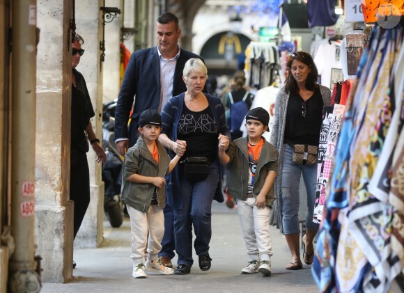 Exclusif - Nelson et Eddy Angélil, les jumeaux de Céline Dion, se promènent dans le quartier de Rivoli avec leurs deux nounous, leurs deux gardes du corps et leur chauffeur à Paris le 29 juin 2016.