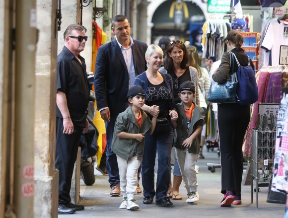 Exclusif - Nelson et Eddy Angélil, les jumeaux de Céline Dion, se promènent dans le quartier de Rivoli avec leurs deux nounous, leurs deux gardes du corps et leur chauffeur à Paris le 29 juin 2016.