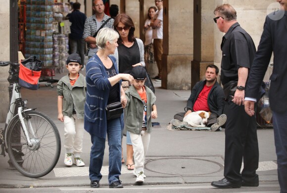 Exclusif - Nelson et Eddy Angélil, les jumeaux de Céline Dion, se promènent dans le quartier de Rivoli avec leurs deux nounous, leurs deux gardes du corps et leur chauffeur à Paris le 29 juin 2016.