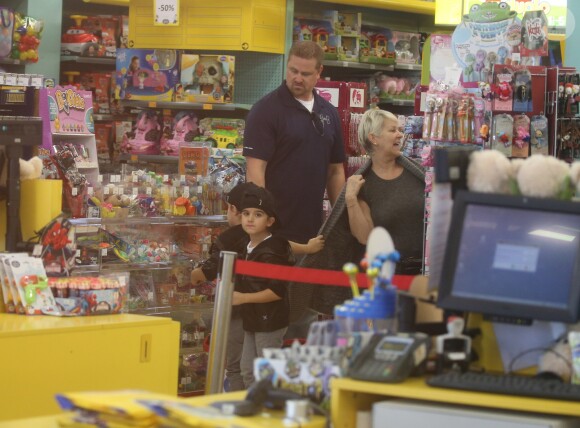 Exclusif - Nelson et Eddy Angélil, les jumeaux de Céline Dion, se rendent dans le magasin de jouets "La Grande Récré" au centre commercial de Rosny 2 avec leurs trois nounous, leurs deux gardes du corps et leur chauffeur à Rosny-sous-Bois le 27 juin 2016.