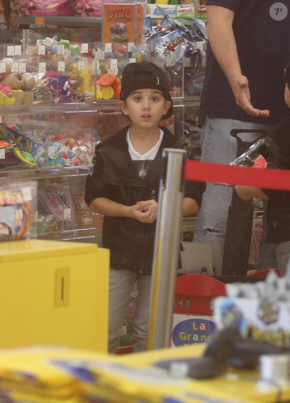 Exclusif - Nelson et Eddy Angélil, les jumeaux de Céline Dion, se rendent dans le magasin de jouets "La Grande Récré" au centre commercial de Rosny 2 avec leurs trois nounous, leurs deux gardes du corps et leur chauffeur à Rosny-sous-Bois le 27 juin 2016.