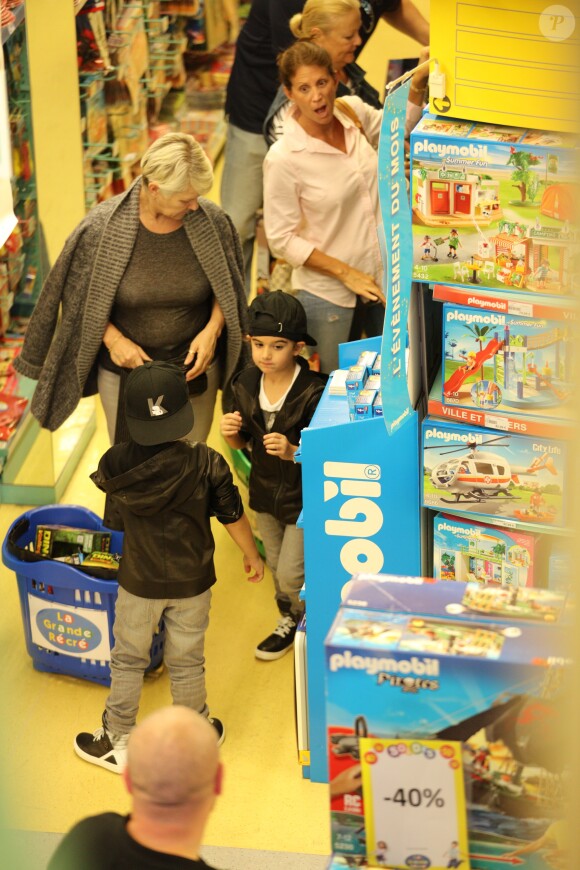 Exclusif - Nelson et Eddy Angélil, les jumeaux de Céline Dion, se rendent dans le magasin de jouets "La Grande Récré" au centre commercial de Rosny 2 avec leurs trois nounous, leurs deux gardes du corps et leur chauffeur à Rosny-sous-Bois le 27 juin 2016.