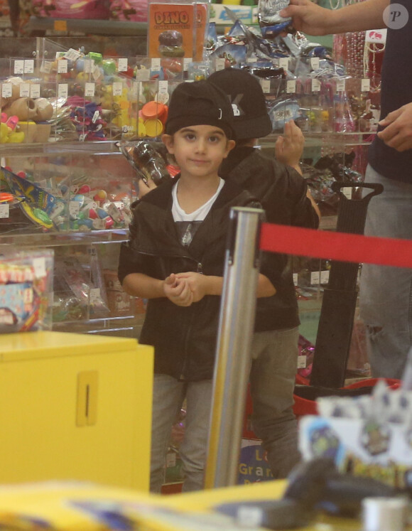 Exclusif - Nelson et Eddy Angélil, les jumeaux de Céline Dion, se rendent dans le magasin de jouets "La Grande Récré" au centre commercial de Rosny 2 avec leurs trois nounous, leurs deux gardes du corps et leur chauffeur à Rosny-sous-Bois le 27 juin 2016.