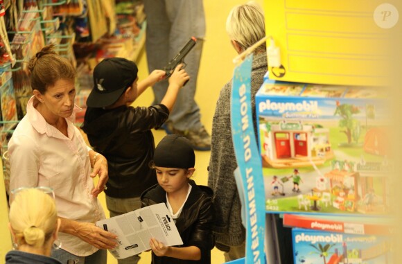 Exclusif - Nelson et Eddy Angélil, les jumeaux de Céline Dion, se rendent dans le magasin de jouets "La Grande Récré" au centre commercial de Rosny 2 avec leurs trois nounous, leurs deux gardes du corps et leur chauffeur à Rosny-sous-Bois le 27 juin 2016.