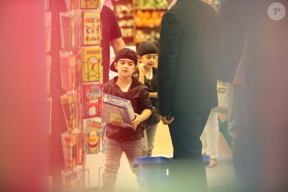 Exclusif - Nelson et Eddy Angélil, les jumeaux de Céline Dion, se rendent dans le magasin de jouets "La Grande Récré" au centre commercial de Rosny 2 avec leurs trois nounous, leurs deux gardes du corps et leur chauffeur à Rosny-sous-Bois le 27 juin 2016.