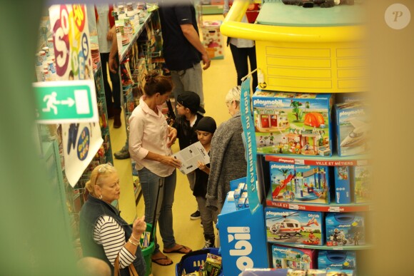 Exclusif - Nelson et Eddy Angélil, les jumeaux de Céline Dion, se rendent dans le magasin de jouets "La Grande Récré" au centre commercial de Rosny 2 avec leurs trois nounous, leurs deux gardes du corps et leur chauffeur à Rosny-sous-Bois le 27 juin 2016.