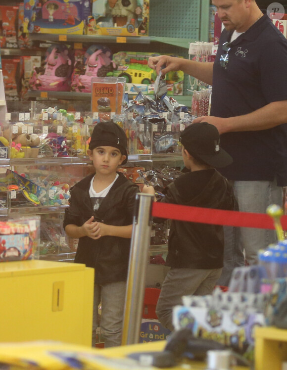 Exclusif - Nelson et Eddy Angélil, les jumeaux de Céline Dion, se rendent dans le magasin de jouets "La Grande Récré" au centre commercial de Rosny 2 avec leurs trois nounous, leurs deux gardes du corps et leur chauffeur à Rosny-sous-Bois le 27 juin 2016.