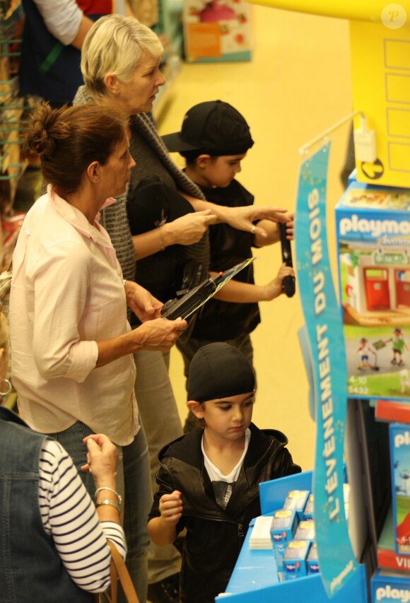 Exclusif - Nelson et Eddy Angélil, les jumeaux de Céline Dion, se rendent dans le magasin de jouets "La Grande Récré" au centre commercial de Rosny 2 avec leurs trois nounous, leurs deux gardes du corps et leur chauffeur à Rosny-sous-Bois le 27 juin 2016.