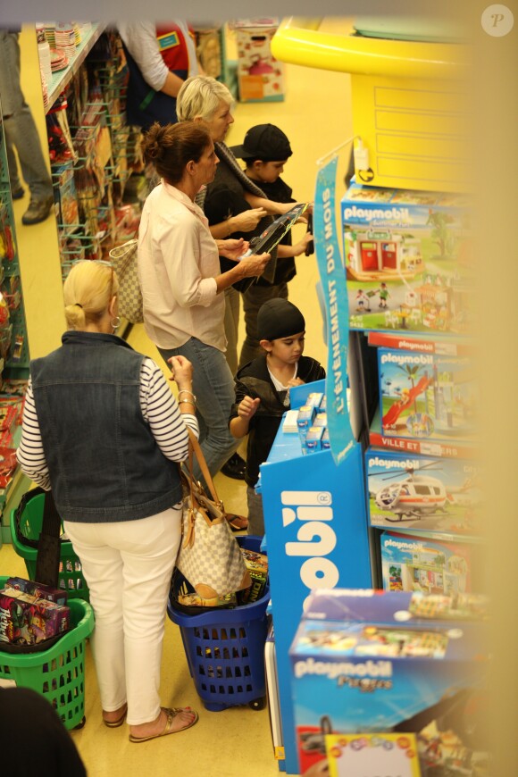 Exclusif - Nelson et Eddy Angélil, les jumeaux de Céline Dion, se rendent dans le magasin de jouets "La Grande Récré" au centre commercial de Rosny 2 avec leurs trois nounous, leurs deux gardes du corps et leur chauffeur à Rosny-sous-Bois le 27 juin 2016.