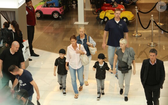 Exclusif - Nelson et Eddy Angélil, les jumeaux de Céline Dion, se rendent dans le magasin de jouets "La Grande Récré" au centre commercial de Rosny 2 avec leurs trois nounous, leurs deux gardes du corps et leur chauffeur à Rosny-sous-Bois le 27 juin 2016.