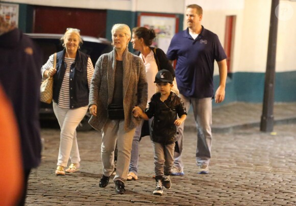 Exclusif - Prix spécial - Nelson et Eddy Angélil, les jumeaux de Céline Dion visitent le Quartier de la Butte Montmartre avec leurs trois nounous, leurs deux gardes du corps et leur chauffeur à Paris le 27 juin 2016.  Exclusive - No Web No Blog - For Germany call for price - Nelson and Eddy Angelil, (Celine Dion twins) visit the area of Montmartre with their three nannies, their two bodyguards and their driver in Paris on 27 June 2016.27/06/2016 - Paris