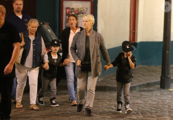 Exclusif - Prix spécial - Nelson et Eddy Angélil, les jumeaux de Céline Dion visitent le Quartier de la Butte Montmartre avec leurs trois nounous, leurs deux gardes du corps et leur chauffeur à Paris le 27 juin 2016.  Exclusive - No Web No Blog - For Germany call for price - Nelson and Eddy Angelil, (Celine Dion twins) visit the area of Montmartre with their three nannies, their two bodyguards and their driver in Paris on 27 June 2016.27/06/2016 - Paris