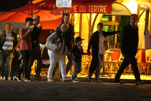 Exclusif - Prix spécial - Nelson et Eddy Angélil, les jumeaux de Céline Dion visitent le Quartier de la Butte Montmartre avec leurs trois nounous, leurs deux gardes du corps et leur chauffeur à Paris le 27 juin 2016.  Exclusive - No Web No Blog - For Germany call for price - Nelson and Eddy Angelil, (Celine Dion twins) visit the area of Montmartre with their three nannies, their two bodyguards and their driver in Paris on 27 June 2016.27/06/2016 - Paris