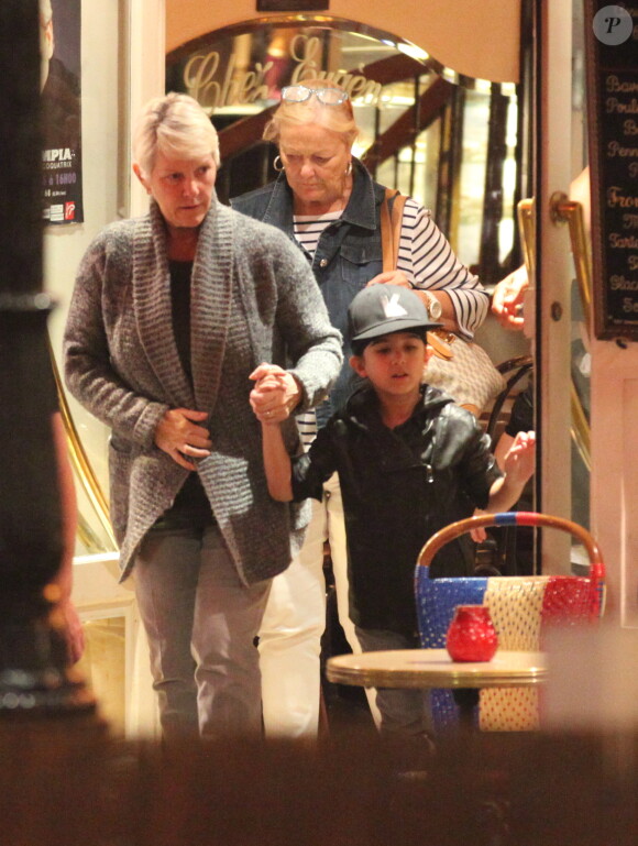 Exclusif - Prix spécial - Nelson et Eddy Angélil, les jumeaux de Céline Dion visitent le Quartier de la Butte Montmartre avec leurs trois nounous, leurs deux gardes du corps et leur chauffeur à Paris le 27 juin 2016.  Exclusive - No Web No Blog - For Germany call for price - Nelson and Eddy Angelil, (Celine Dion twins) visit the area of Montmartre with their three nannies, their two bodyguards and their driver in Paris on 27 June 2016.27/06/2016 - Paris