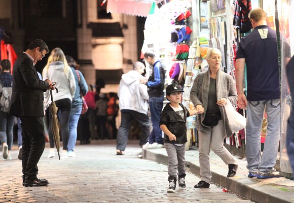 Exclusif - Nelson et Eddy Angélil, les jumeaux de Céline Dion, visitent le Quartier de la Butte Montmartre avec leurs trois nounous, leurs deux gardes du corps et leur chauffeur à Paris le 27 juin 2016.