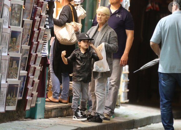 Exclusif - Nelson et Eddy Angélil, les jumeaux de Céline Dion, visitent le Quartier de la Butte Montmartre avec leurs trois nounous, leurs deux gardes du corps et leur chauffeur à Paris le 27 juin 2016.