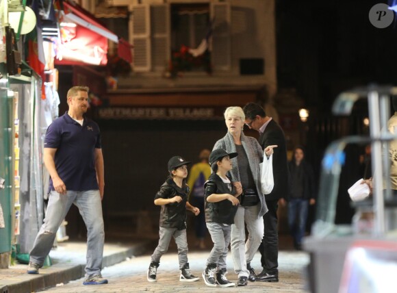 Exclusif - Nelson et Eddy Angélil, les jumeaux de Céline Dion, visitent le Quartier de la Butte Montmartre avec leurs trois nounous, leurs deux gardes du corps et leur chauffeur à Paris le 27 juin 2016.