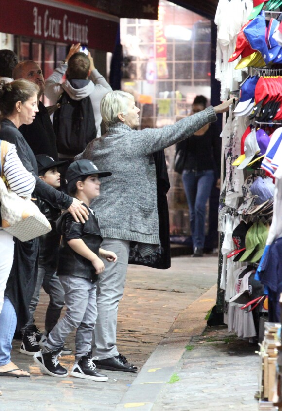 Exclusif - Nelson et Eddy Angélil, les jumeaux de Céline Dion, visitent le Quartier de la Butte Montmartre avec leurs trois nounous, leurs deux gardes du corps et leur chauffeur à Paris le 27 juin 2016.