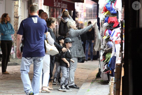 Exclusif - Nelson et Eddy Angélil, les jumeaux de Céline Dion, visitent le Quartier de la Butte Montmartre avec leurs trois nounous, leurs deux gardes du corps et leur chauffeur à Paris le 27 juin 2016.