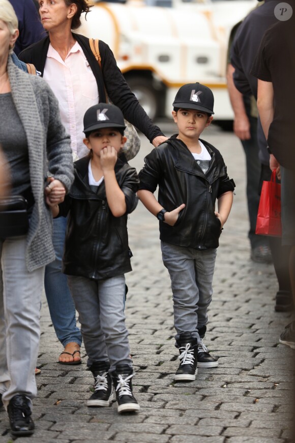 Exclusif - Nelson et Eddy Angélil, les jumeaux de Céline Dion, visitent le Quartier de la Butte Montmartre avec leurs trois nounous, leurs deux gardes du corps et leur chauffeur à Paris le 27 juin 2016.