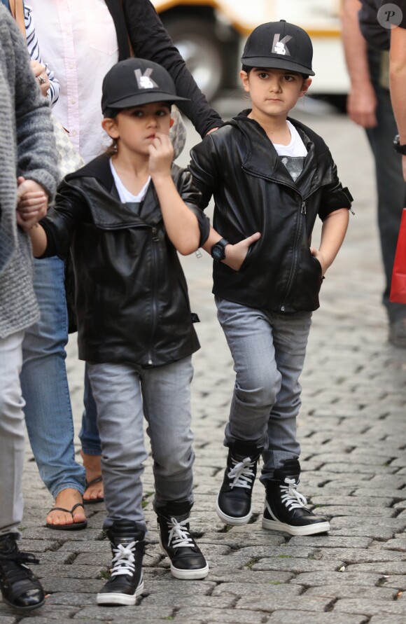 Exclusif - Nelson et Eddy Angélil, les jumeaux de Céline Dion, visitent le Quartier de la Butte Montmartre avec leurs trois nounous, leurs deux gardes du corps et leur chauffeur à Paris le 27 juin 2016.