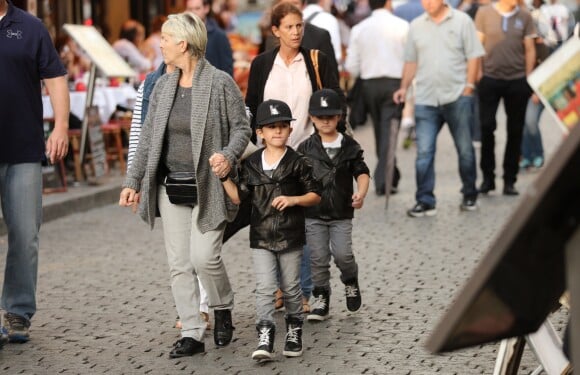 Exclusif - Nelson et Eddy Angélil, les jumeaux de Céline Dion, visitent le Quartier de la Butte Montmartre avec leurs trois nounous, leurs deux gardes du corps et leur chauffeur à Paris le 27 juin 2016.