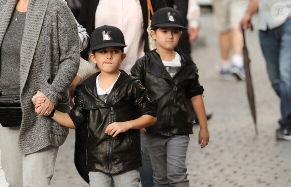 Exclusif - Nelson et Eddy Angélil, les jumeaux de Céline Dion, visitent le Quartier de la Butte Montmartre avec leurs trois nounous, leurs deux gardes du corps et leur chauffeur à Paris le 27 juin 2016.