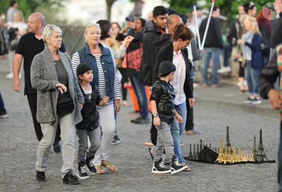 Exclusif - Nelson et Eddy Angélil, les jumeaux de Céline Dion, visitent le Quartier de la Butte Montmartre avec leurs trois nounous, leurs deux gardes du corps et leur chauffeur à Paris le 27 juin 2016.