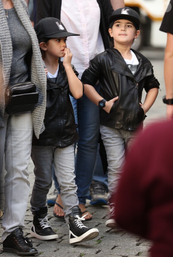 Exclusif - Nelson et Eddy Angélil, les jumeaux de Céline Dion, visitent le Quartier de la Butte Montmartre avec leurs trois nounous, leurs deux gardes du corps et leur chauffeur à Paris le 27 juin 2016.