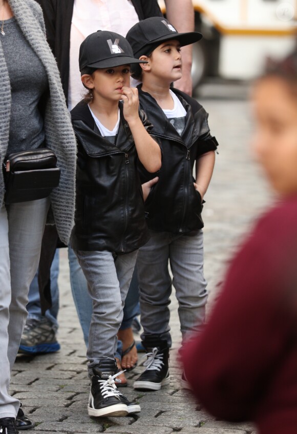 Exclusif - Nelson et Eddy Angélil, les jumeaux de Céline Dion, visitent le Quartier de la Butte Montmartre avec leurs trois nounous, leurs deux gardes du corps et leur chauffeur à Paris le 27 juin 2016.