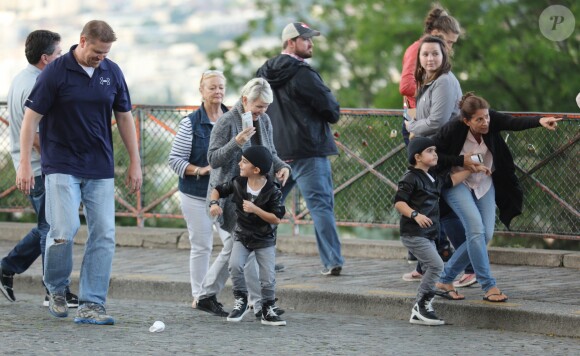 Exclusif - Nelson et Eddy Angélil, les jumeaux de Céline Dion, visitent le Quartier de la Butte Montmartre avec leurs trois nounous, leurs deux gardes du corps et leur chauffeur à Paris le 27 juin 2016.