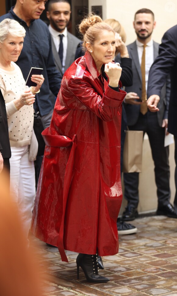 Exclusif - Céline Dion fait du shopping à Paris le 30 juin 2016. La chanteuse s'est rendue chez Burberry, Hermès, Make Up For Ever et le bijoutier Djula.