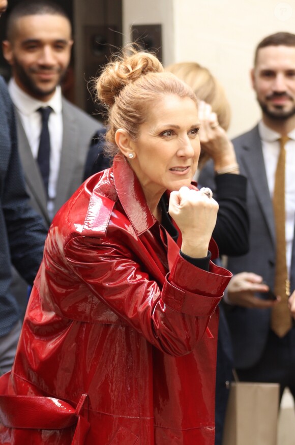 Exclusif - Céline Dion fait du shopping à Paris le 30 juin 2016. La chanteuse s'est rendue chez Burberry, Hermès, Make Up For Ever et le bijoutier Djula.