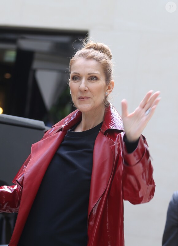 Exclusif - Céline Dion fait du shopping à Paris le 30 juin 2016. La chanteuse s'est rendue chez Burberry, Hermès, Make Up For Ever et le bijoutier Djula.