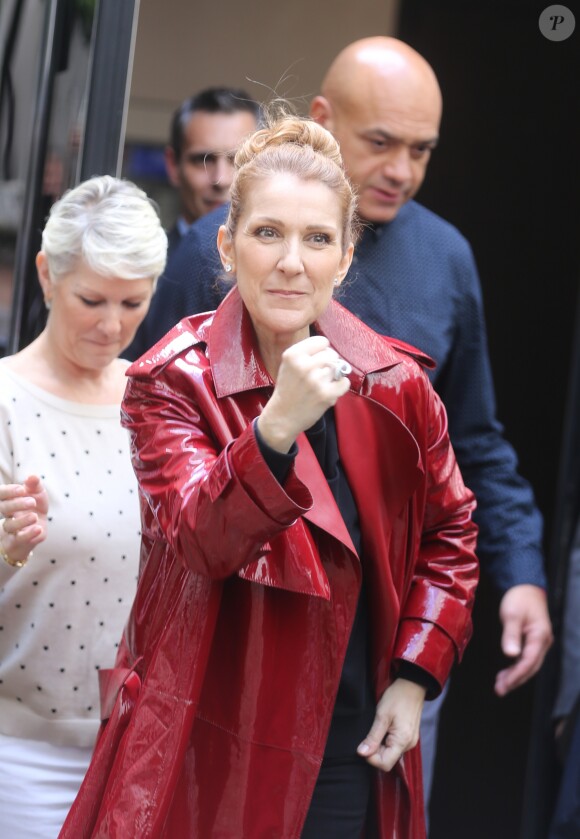 Exclusif - Céline Dion fait du shopping à Paris le 30 juin 2016. La chanteuse s'est rendue chez Burberry, Hermès, Make Up For Ever et le bijoutier Djula.