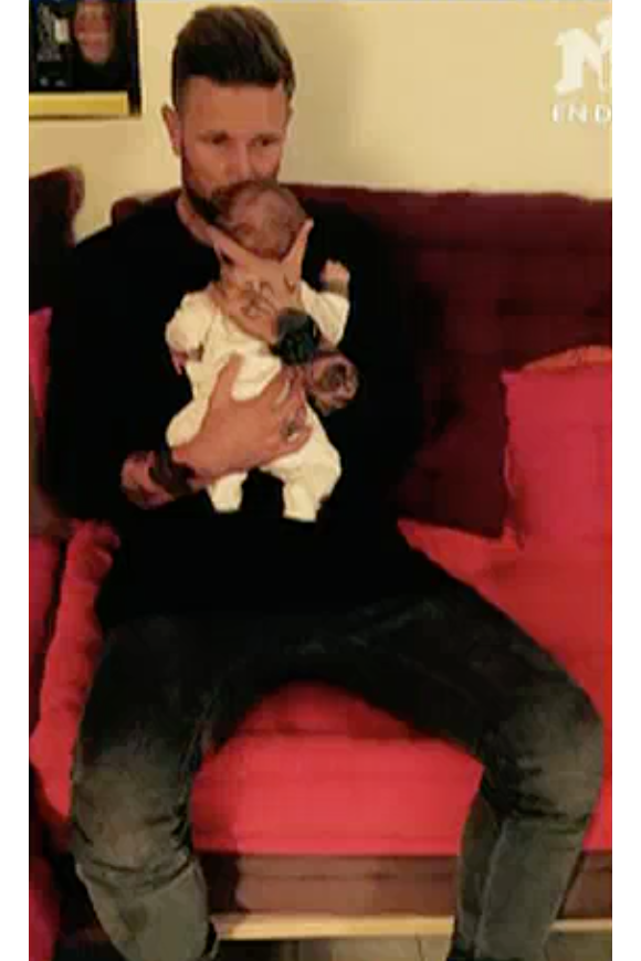 Benjamin Machet dévoile la première photo de son bébé, Tao, sur le plateau du Mag de la téléréalité sur NRJ12. Le 21 septembre 2015.
