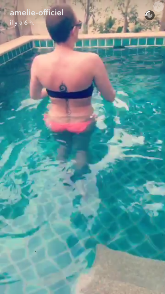 Amélie Neten : Sa soeur Jen en Thaïlande, profite de la piscine
